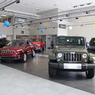 Davis-Moore Chrysler Dodge Jeep RAM showroom.