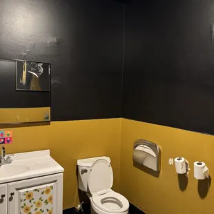 Women&apos;s restroom (1/3)