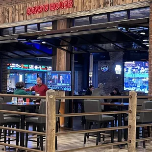 3-2023 this place is so fun we ate chicken wings and garlic fries and sang songs to the dueling pianos