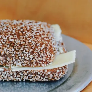 SESAME BUN w/ BUTTER &amp; TOMA