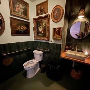 IMMACULATE bathrooms!! Lovely scent from the candle