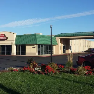 Near the corner of 31, off exit 2B, Interstate 465 at 602 E Thompson, the Indy Lodge welcomes all visitors 24/7.