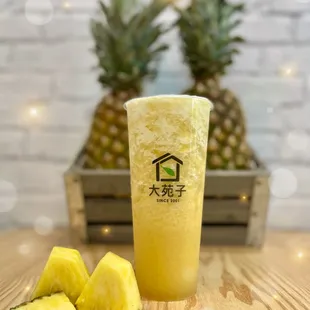 a pineapple drink and a pineapple slice