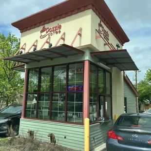 the outside of a coffeehouse