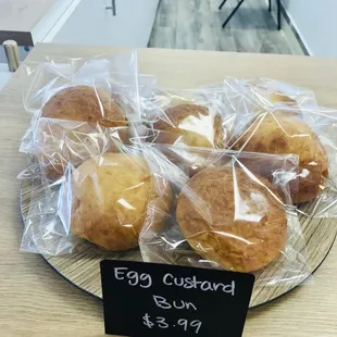 Egg custard bun