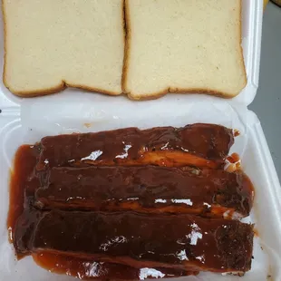 Rib sandwich with sauce