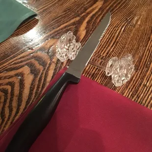 The details here are just spot on with a crystal knife rest!