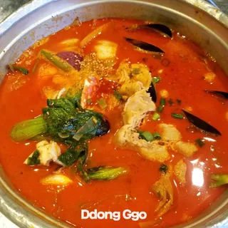 Super Spicy Seafood Soup w/ Udon Noodle