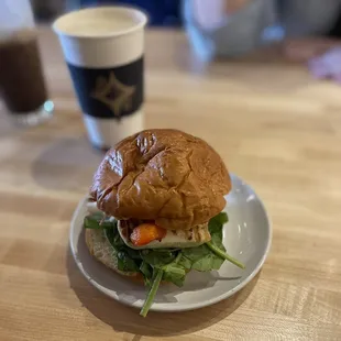 Halumi sandwich, latte