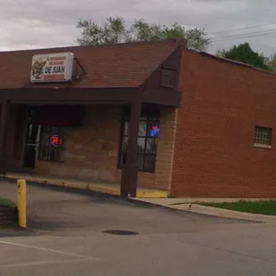 the outside of a restaurant