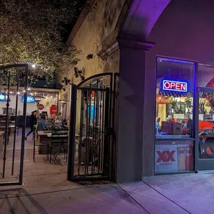 De la Cruz Mexican Grille (exterior)