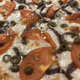 So Greek! White deluxe, no broccoli add green olives &amp; anchovies