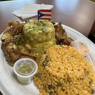 Mofongo con chicharrones de Pollo y arroz con gandules.