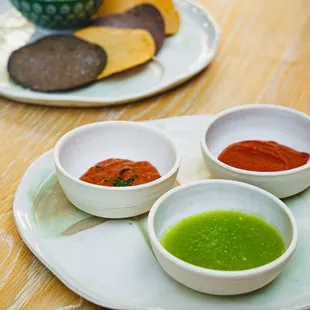 Salsas, frijolitos y tostadas.