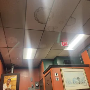 a picture of the ceiling