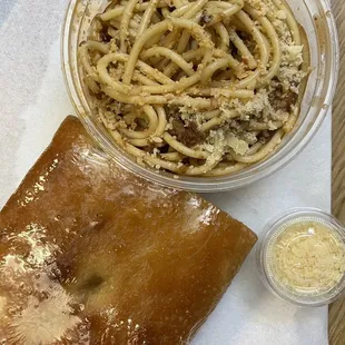 1/2 pint of spaghetti with focaccia bread