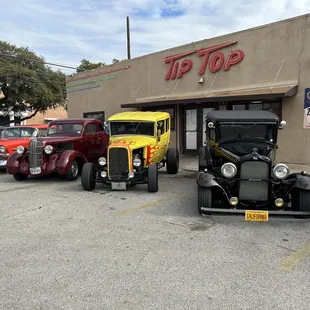 Classic car &amp; hotrods cruise in Friday nights.