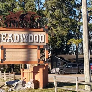 a sign for the deadwood motel
