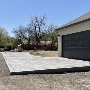 ows a driveway being built