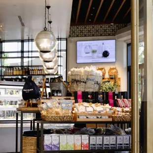 A store where you can find carefully selected European teas and local Hawaiian specialties.