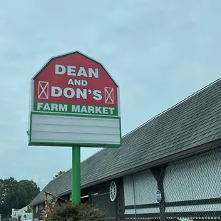 a sign for dean and don's farm market