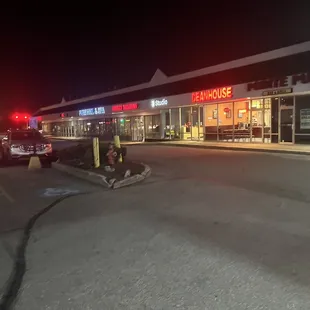 the outside of a restaurant at night
