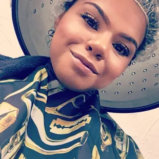 Kelly And her assistant doin the Dam thing!