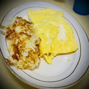 an omelet and hash browns