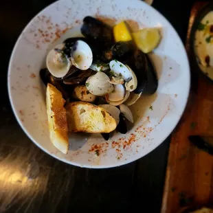 Almejas y Mejillones al ajillo