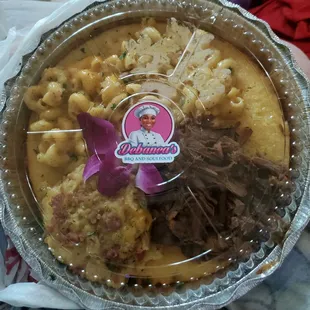 Beef cornbread bowl with mac&amp;cheese and loaded mashed potatoes....mmmmmm