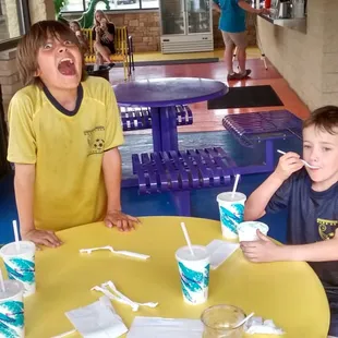 Nice dining area - indoors &amp; outdoors.