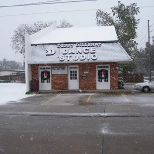 Debby Dillehay Dance Studio in this location since 1983.  Classes in tap, ballet, jazz, lyrical/contemporary, hip hop