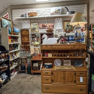 Beautiful items such as lamps, frames, cups, decor