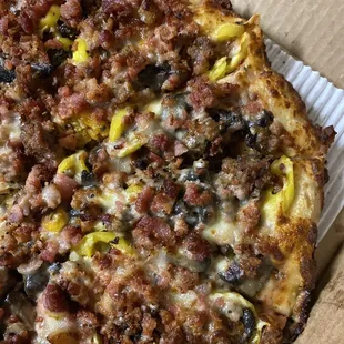 dechecko's large pizza w/sausage, bacon, mushrooms and banana peppers