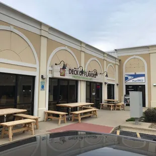 the outside of a restaurant
