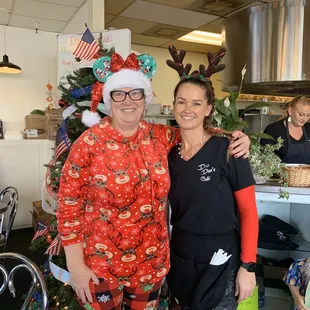 Sweet waitress Kailyn dressed in the Christmas spirit (of course, so am I) gave us a warm and friendly welcome.