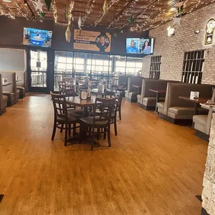 Dining room &amp; heated patio w/ bar