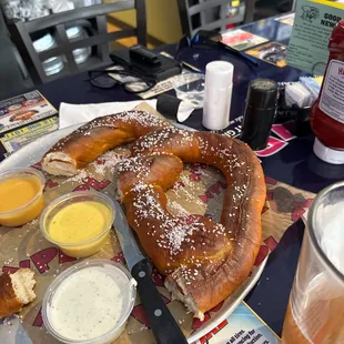 1/2 giant Pretzel....3 sauces YUMMY