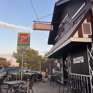 the outside of a restaurant