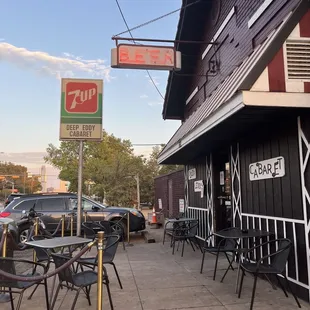 the outside of a restaurant