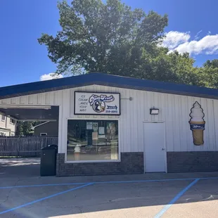 a car parked in front of a building