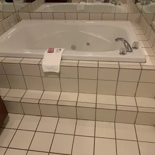 Huge bath tub.