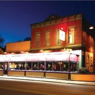 the outside of the restaurant at night