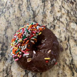 Dees donuts. Always fresh and speedy counter service !!