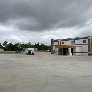 view of front entrance of convenience store building