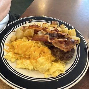 Big breakfast No. 1 eggs to order with bacon, sausage Patties and home fries.