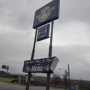 how can you pass up a sign that says "best bbq in town" ?! #yum #ReviewsByRL