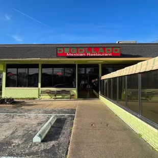 the outside of the restaurant