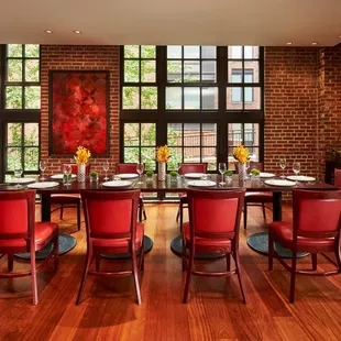 Degrees Bistro is the signature restaurant at the hotel and welcomes diners with abundant natural light and artfully crafted American fare.