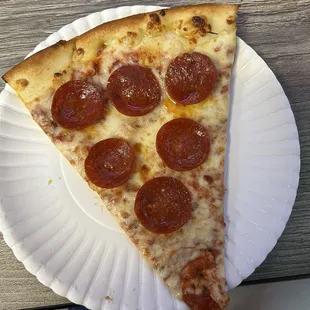Pepperoni pizza slice
